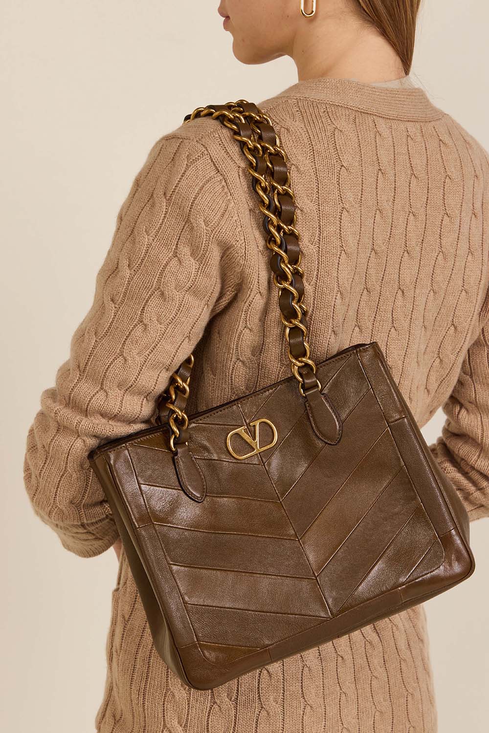 תמונת כל הלוק של תיק כתף לסיין סמול